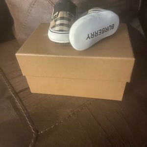 Burberry infant shoes